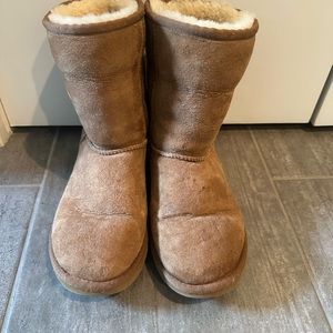 CLASSIC UGGs BOOT in CHESTNUT size 5